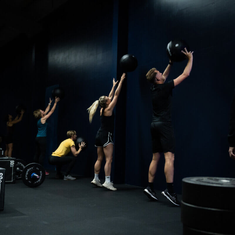 Hyrox bij CompeteClub in Nunspeet - Wall balls